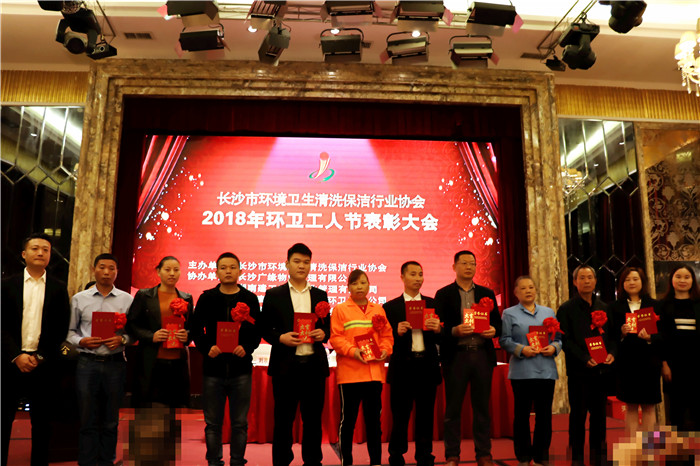 先进合影1.jpg